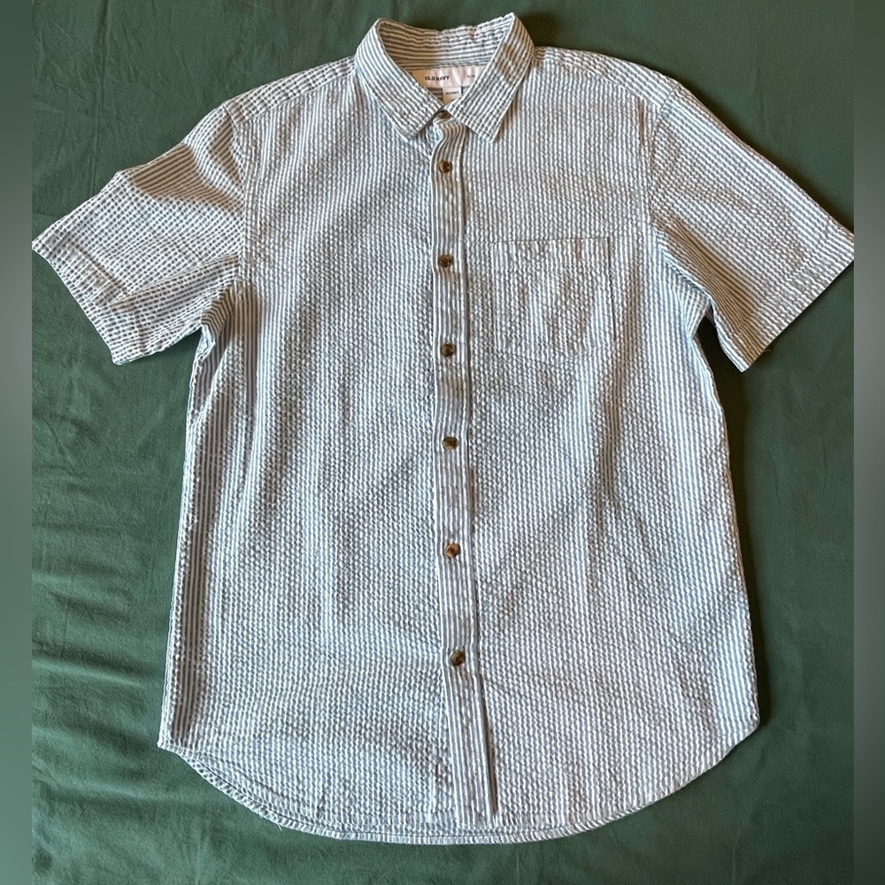 Old Navy Slim Fit Seersucker Short Sleeve Button Up Shirt